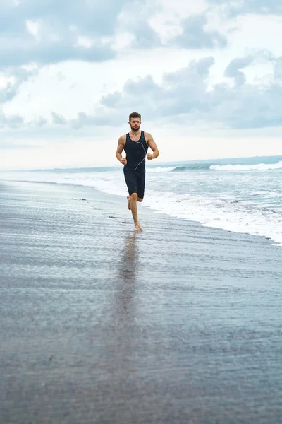 Homme courant sur la plage, jogging pendant l'entraînement en plein air. Concept sportif — Photo