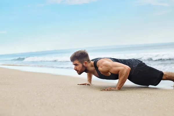Hombre Ejercicio, Hacer Ejercicios Push Up en la playa. Entrenamiento Fitness — Foto de Stock