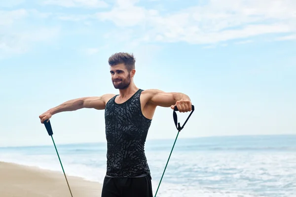 Desporto. Retrato de homem se exercitando na praia durante o treino ao ar livre — Fotografia de Stock