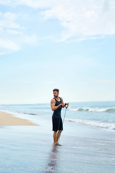 Mann beim Sport, Fitnessübungen im Freien am Strand. Sport — Stockfoto