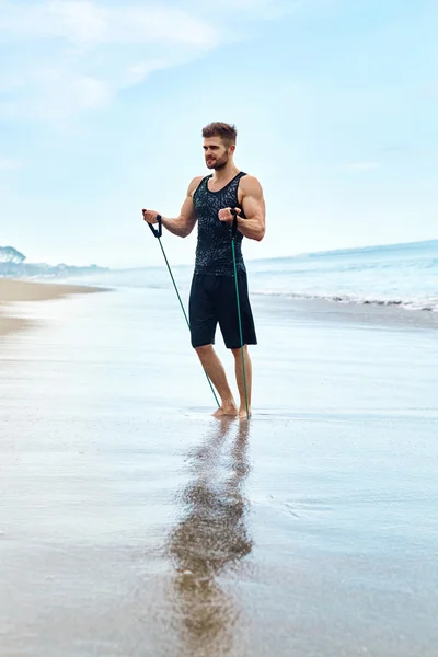 Hombre Ejercicio, Hacer ejercicios de fitness al aire libre en la playa. Deporte — Foto de Stock