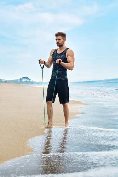 Mann beim Sport, Fitnessübungen im Freien am Strand. Sport — Stockfoto