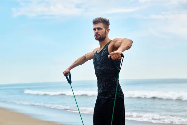 Deportes. Retrato del hombre haciendo ejercicio en la playa durante el entrenamiento al aire libre — Foto de Stock