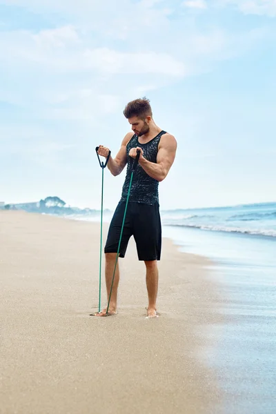 Hombre Ejercicio, Hacer ejercicios de fitness al aire libre en la playa. Deporte — Foto de Stock