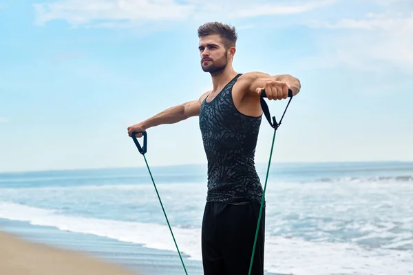 Desporto. Retrato de homem se exercitando na praia durante o treino ao ar livre — Fotografia de Stock