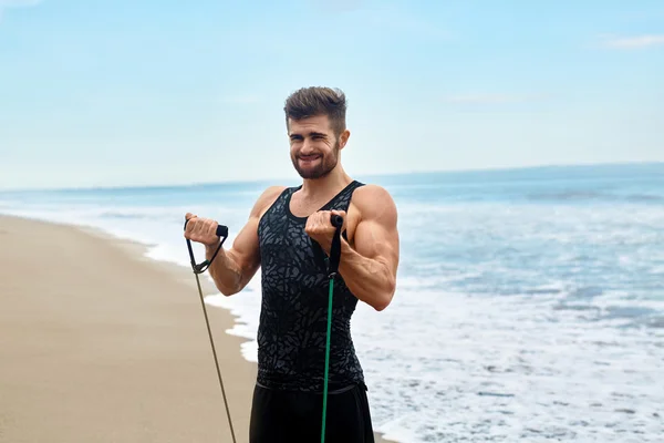 Deportes. Retrato del hombre haciendo ejercicio en la playa durante el entrenamiento al aire libre — Foto de Stock