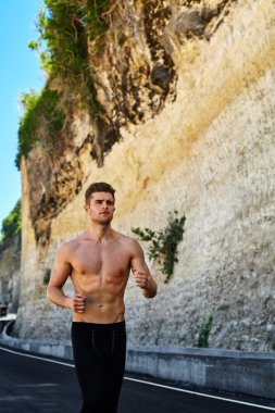 Yakışıklı Kaslı Adam Koşu ve Egzersiz Açık havada. Spor, Fitness