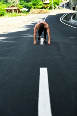 Atletik Adam Açık Havada Koşmaya Hazır. Spor Egzersiz Konsepti