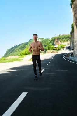Yakışıklı Kaslı Adam Koşu ve Egzersiz Açık havada. Spor, Fitness