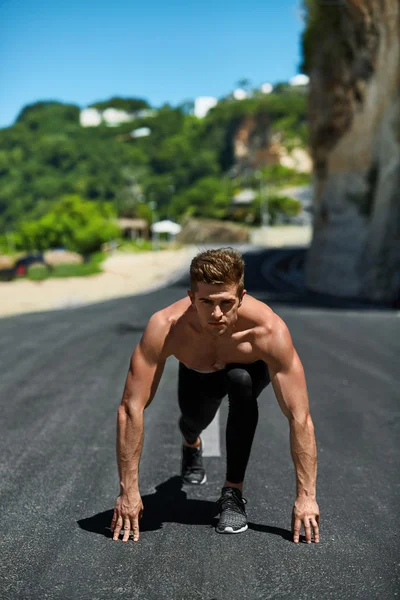 Sprinter-Mann am Start, bereit, im Freien zu laufen. Laufsport — Stockfoto