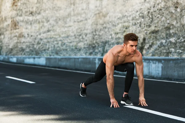 Sprinter-Mann am Start, bereit, im Freien zu laufen. Laufsport — Stockfoto