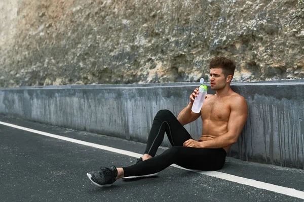 Hot Thirsty Man Beber agua potable después de correr al aire libre. Deporte —  Fotos de Stock