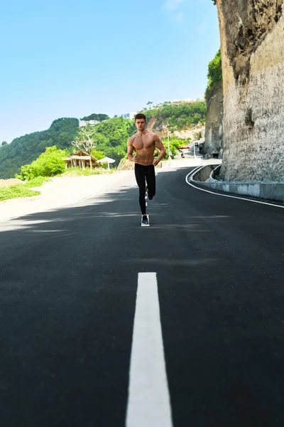 Krásný svalnatý muž běžící a Cvičlivý venku. Sport, fitness — Stock fotografie