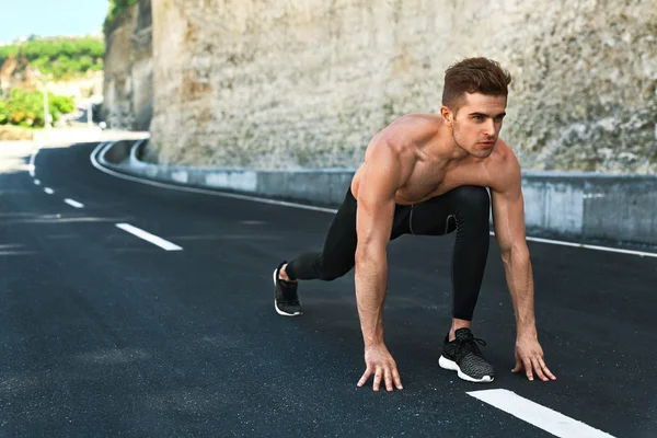 Sprinter-Mann am Start, bereit, im Freien zu laufen. Laufsport — Stockfoto