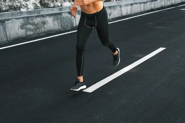 Deporte. Primer plano de las piernas masculinas que corren en el camino al aire libre . — Foto de Stock