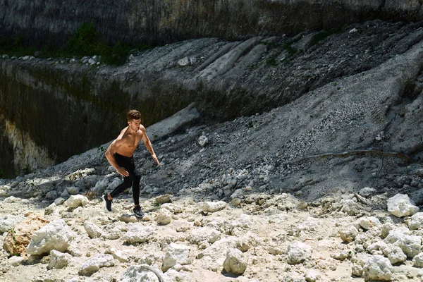 Hombre corriendo hasta Rocky Hill, Ejercicio durante el entrenamiento al aire libre. Deporte — Foto de Stock