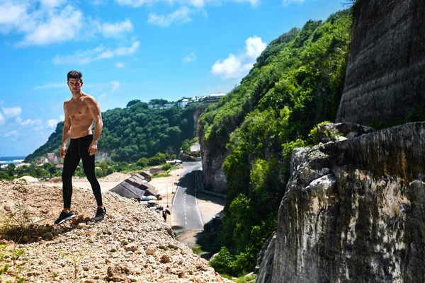 Hombre atractivo atractivo de la aptitud con el cuerpo muscular al aire libre en verano . — Foto de Stock