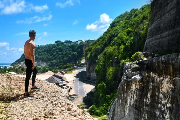 Athletic Muscular Hiker Man On Hill In Summer (em inglês). Desporto ao ar livre — Fotografia de Stock