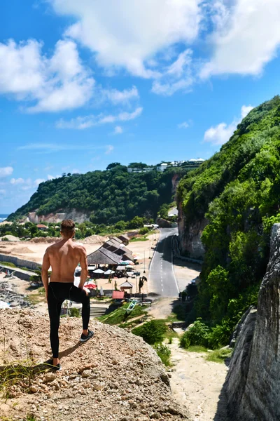 Athletic Muscular Hiker Man On Hill In Summer (en inglés). Deportes al aire libre — Foto de Stock