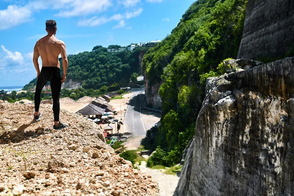 Athletic Muscular Hiker Man On Hill In Summer (en inglés). Deportes al aire libre — Foto de Stock