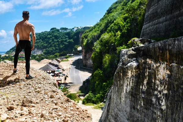 Athletic Muscular Hiker Man On Hill In Summer (en inglés). Deportes al aire libre — Foto de Stock