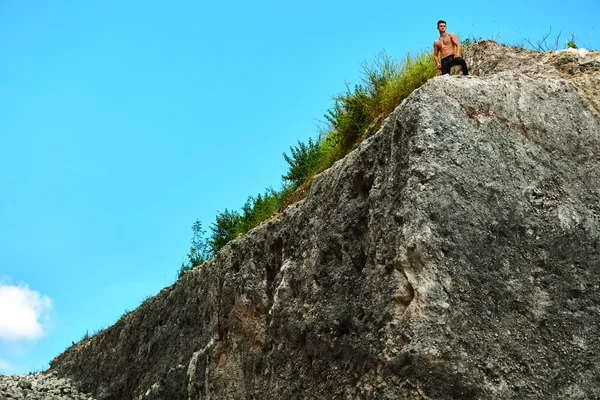Athletic Muscular Hiker Man On Hill In Summer (em inglês). Desporto ao ar livre — Fotografia de Stock