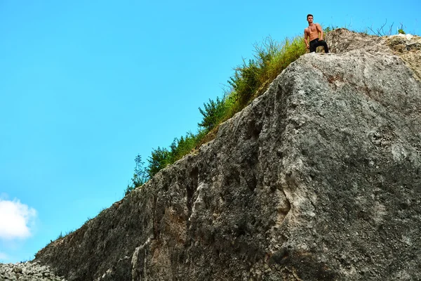 Athletic Muscular Hiker Man On Hill In Summer. Outdoor Sport — Stock Photo, Image