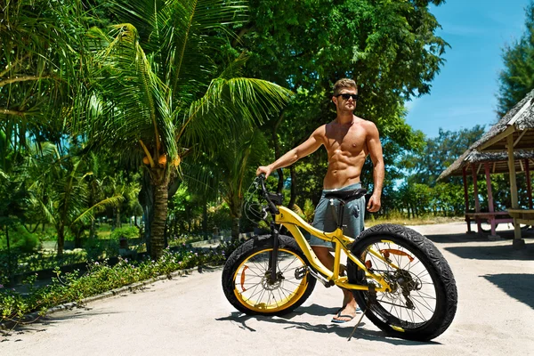 Homme avec vélo de sport se détendre sur la plage tropicale en été — Photo