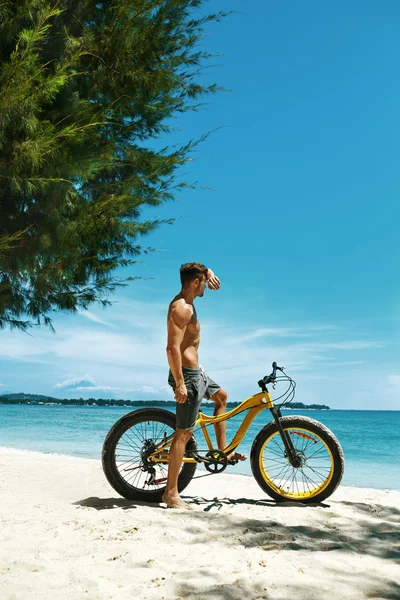 Hombre montando en bicicleta de arena en la playa. Actividad deportiva de verano — Foto de Stock
