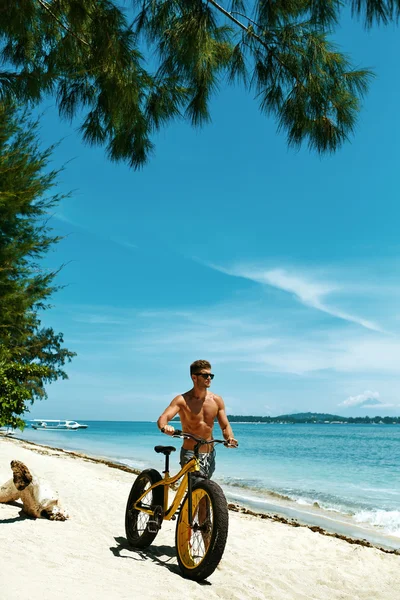 Mann reitet Sandfahrrad am Strand. Sommersport — Stockfoto