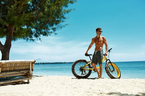 Mann mit Sandfahrrad am Strand genießt Sommerurlaub — Stockfoto