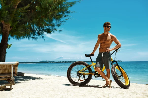 Homme avec vélo de sable sur la plage profiter des vacances d'été Voyage — Photo