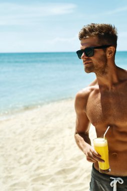 Yaz. Plajda Atletik Kaslı Adam İçme Suyu Kokteyli