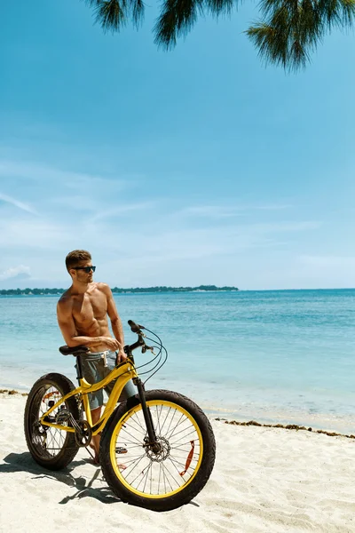 Homme avec vélo de sable sur la plage profiter des vacances d'été Voyage — Photo