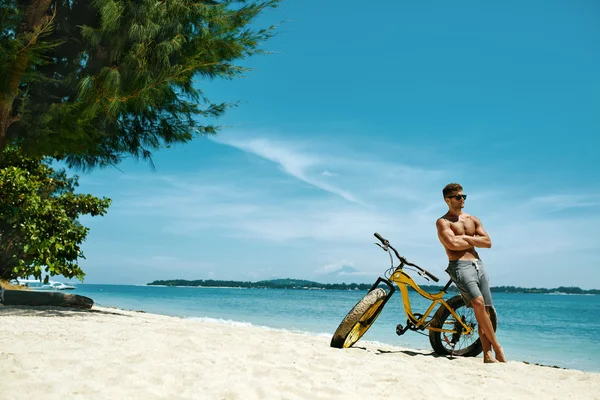 Homme avec vélo de sable sur la plage profiter des vacances d'été Voyage — Photo