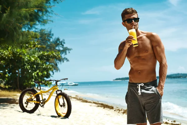 Man Drinking Juice Smoothie Cocktail On Summer Beach. Férias — Fotografia de Stock