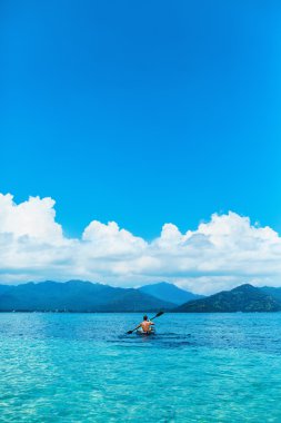 Yaz Seyahat Kayaking. Okyanusta Kano Şeffaf Kayak Man