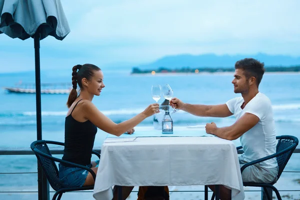 Romantisches verliebtes Paar beim Abendessen im Strandrestaurant am Meer — Stockfoto