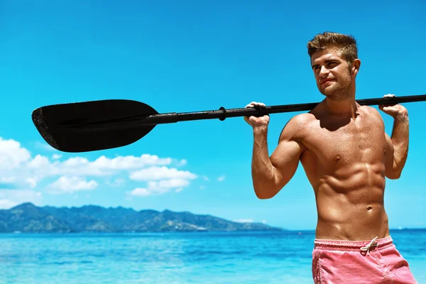 Sommer-Wassersport. Mann paddelt mit Kanu-Kajak am Strand — Stockfoto