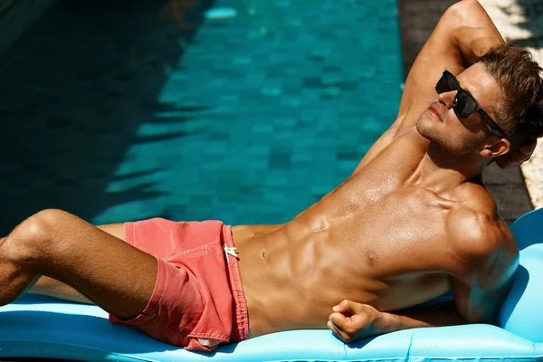 Adam yaz modası. Havuz erkek Model bronzlaşma. Deri Tan