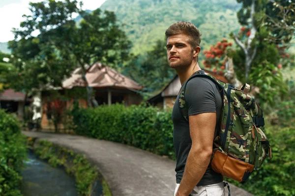 Voyages et tourisme. Homme touristique en bonne santé dans la forêt en été . — Photo