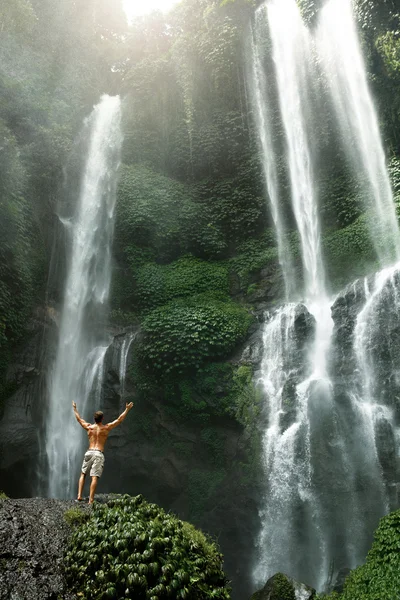 Liberté de vie. Homme libre levant les mains près de la cascade. Santé — Photo