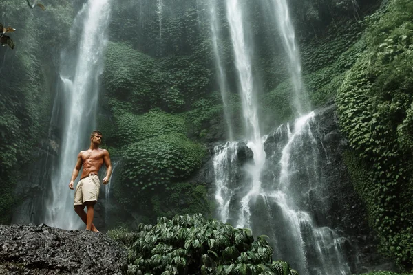 De l'eau. Homme en bonne santé avec un corps sexy près de la cascade. Soins de santé — Photo