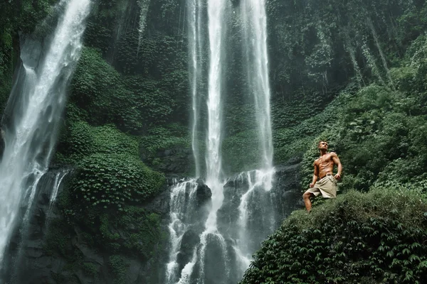 De l'eau. Homme en bonne santé avec un corps sexy près de la cascade. Soins de santé — Photo