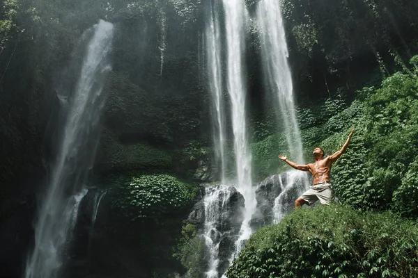 La liberté. Homme se sentant libre avec les mains près de la cascade — Photo