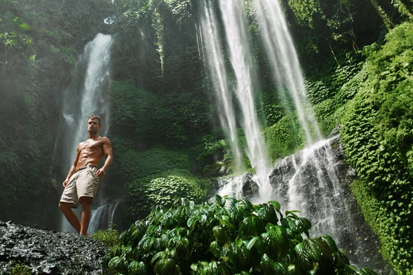 De l'eau. Homme en bonne santé avec un corps sexy près de la cascade. Soins de santé — Photo
