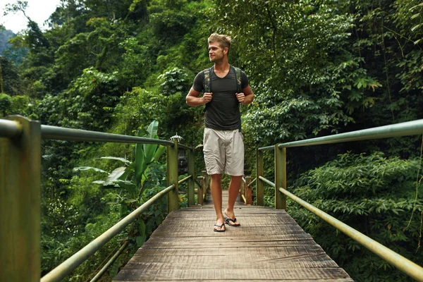 Voyages et tourisme. Homme touristique en bonne santé dans la forêt en été . — Photo