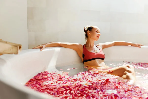 Mulher no banho de flores no salão de dia Spa — Fotografia de Stock