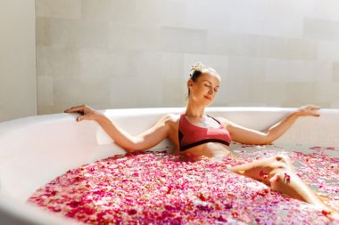 Kadın çiçek banyo gün Spa Salonu