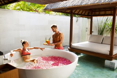 Çift Spa'da aşık. Adam, kadının romantik tatil